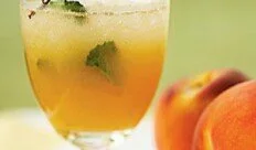 Персиковый сок с клубничным льдом